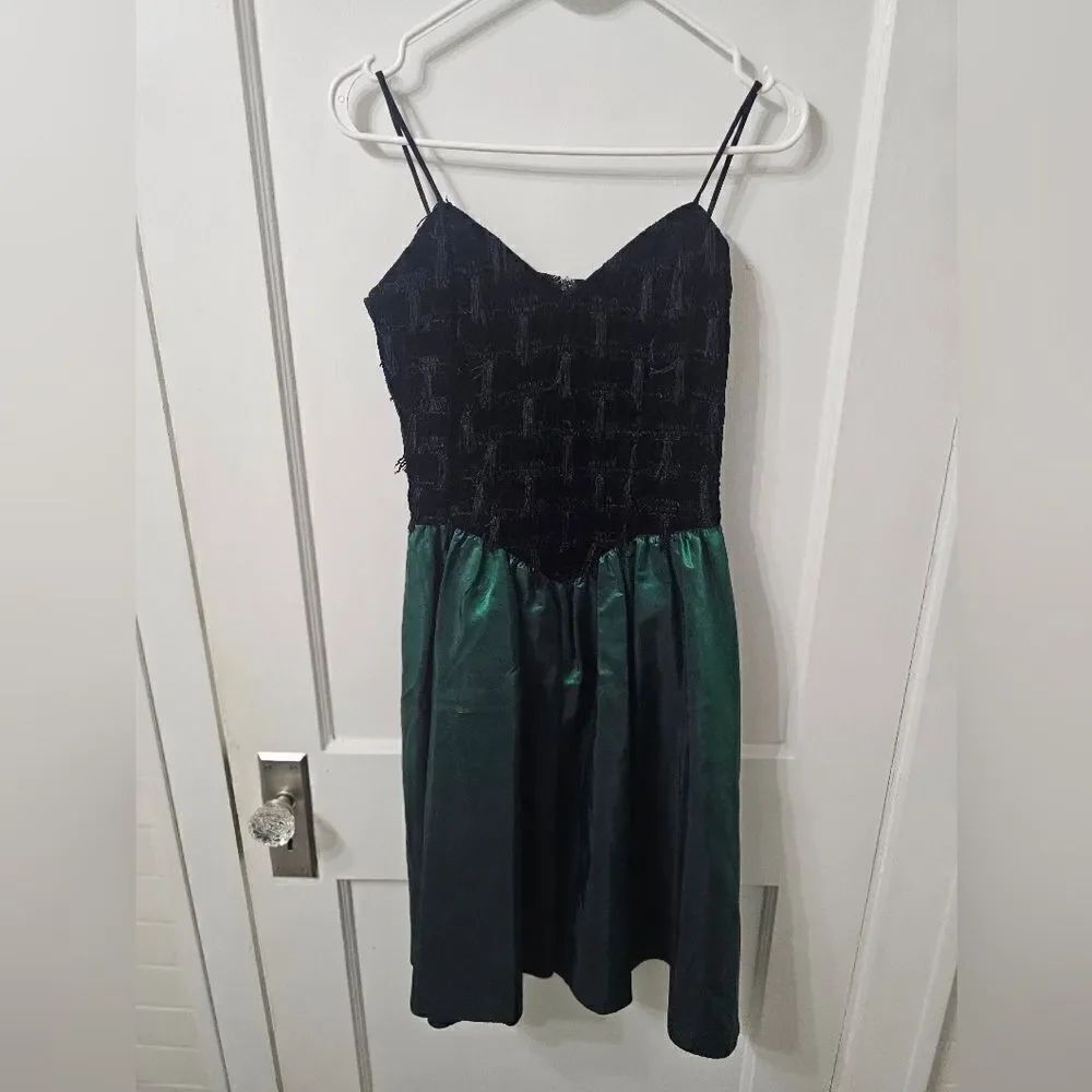 Vintage Scarlet nite dress. Black velvet top with emerald green skirt sz 9/10
